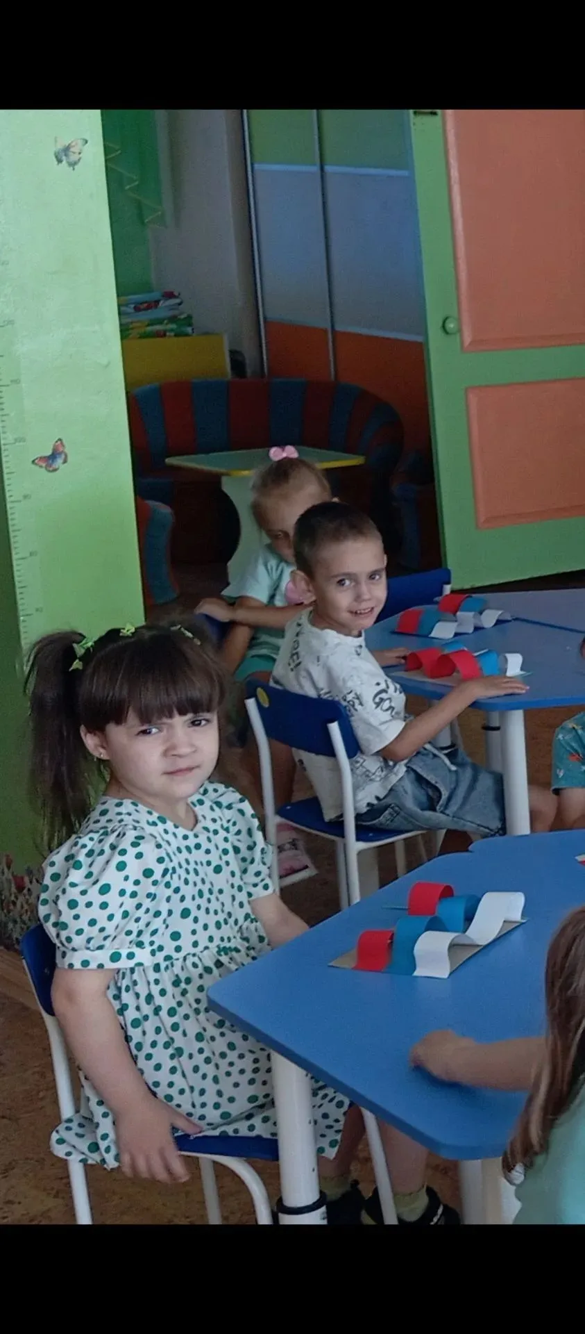 Наши главные патриоты готовы! Воспитанники 3 старшей группы встречают День флага России...