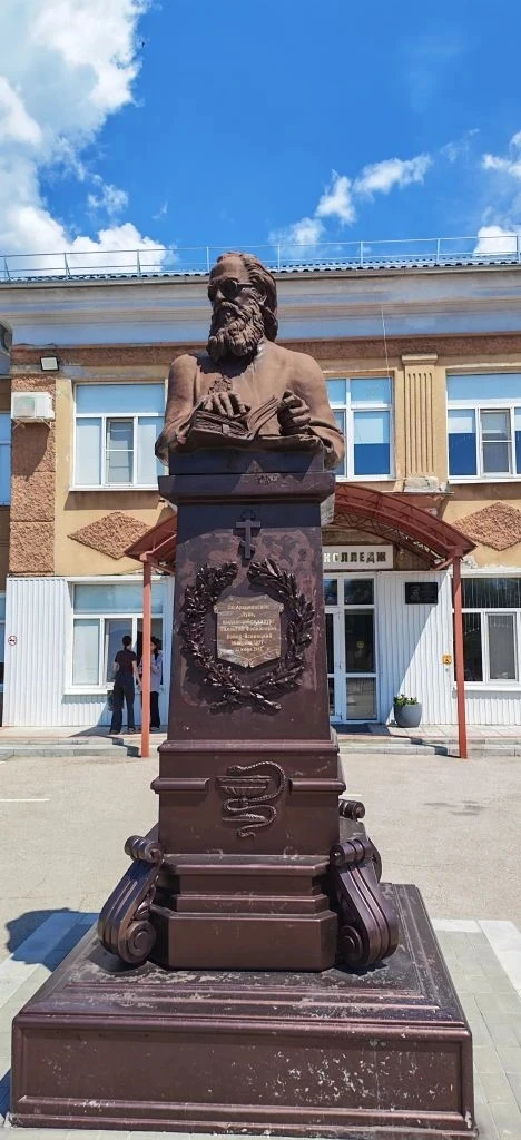 Главный врач ГУЗ «ОКПТД» В. Н. Островский совместно с врачом-фтизиатром А. С. Шабогиной...