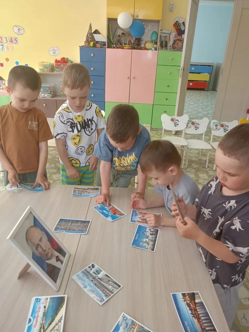 Воспитанники группы "Озорники" с интересом погрузились в тему "Россия - Родина моя".

Ребята знают, 