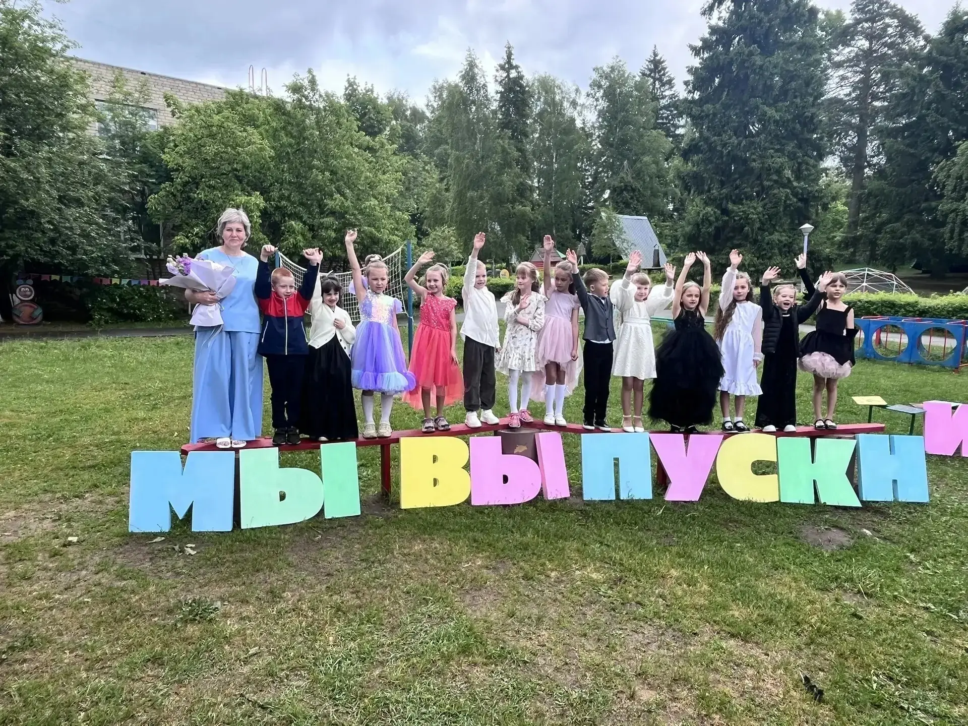 Слёзы, улыбки и первый выпускной.