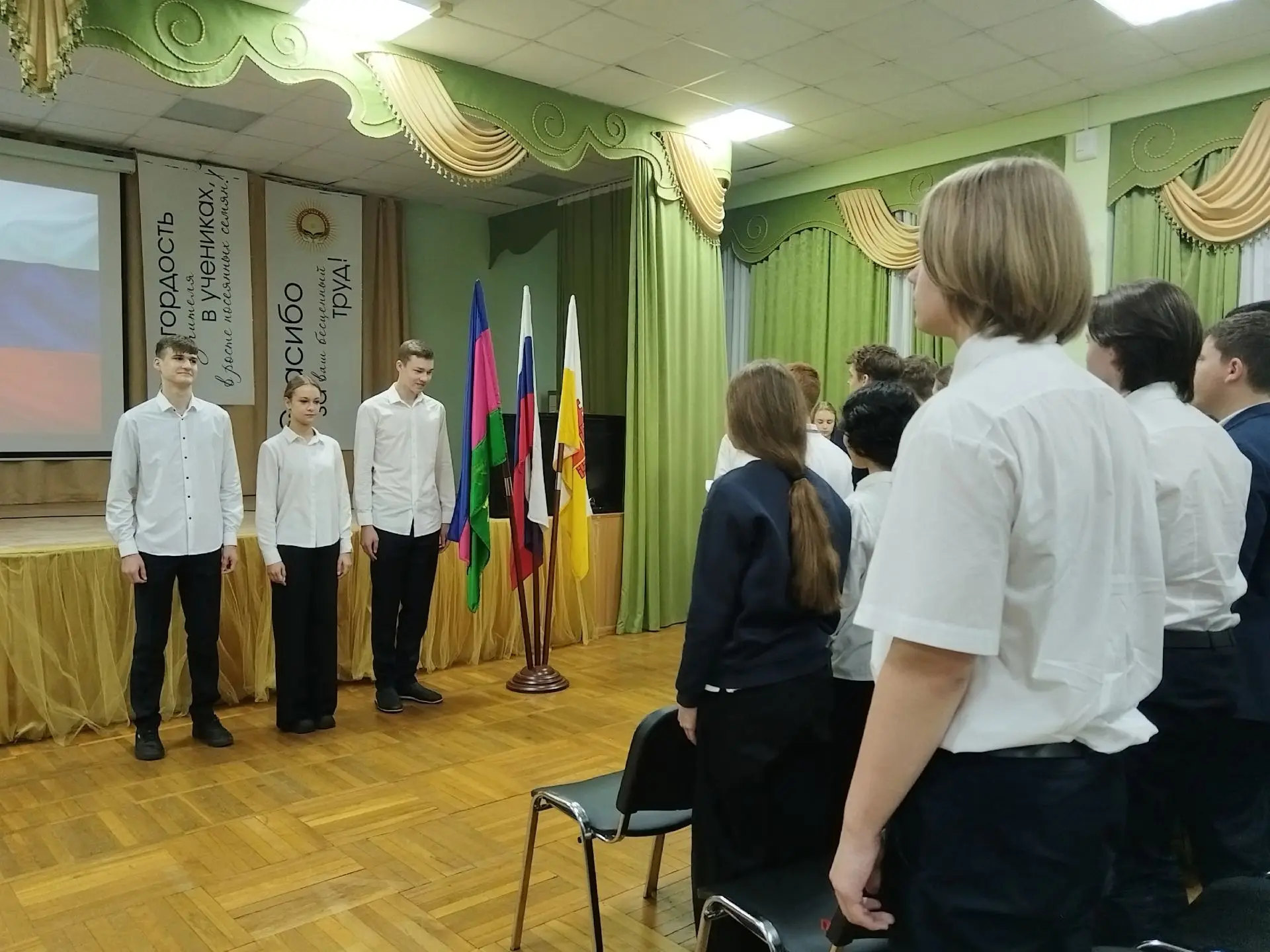 Сегодня, в понедельник 19 января, в школе по традиции прошла торжественная линейка, которая началась