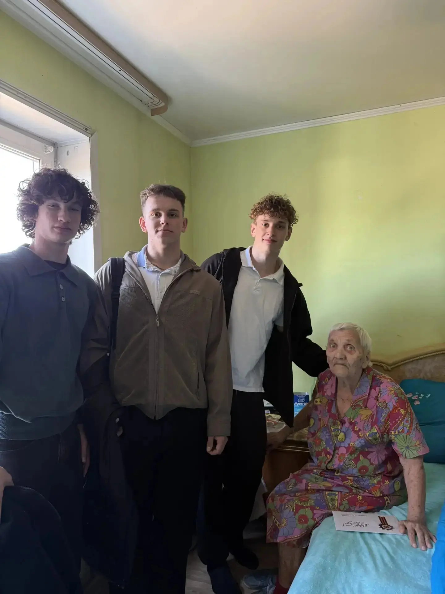 Учащиеся школы МБОУ «СОШ 10» поздравили ветеранов и тружеников тыла с предстоящим праздником.   Нака