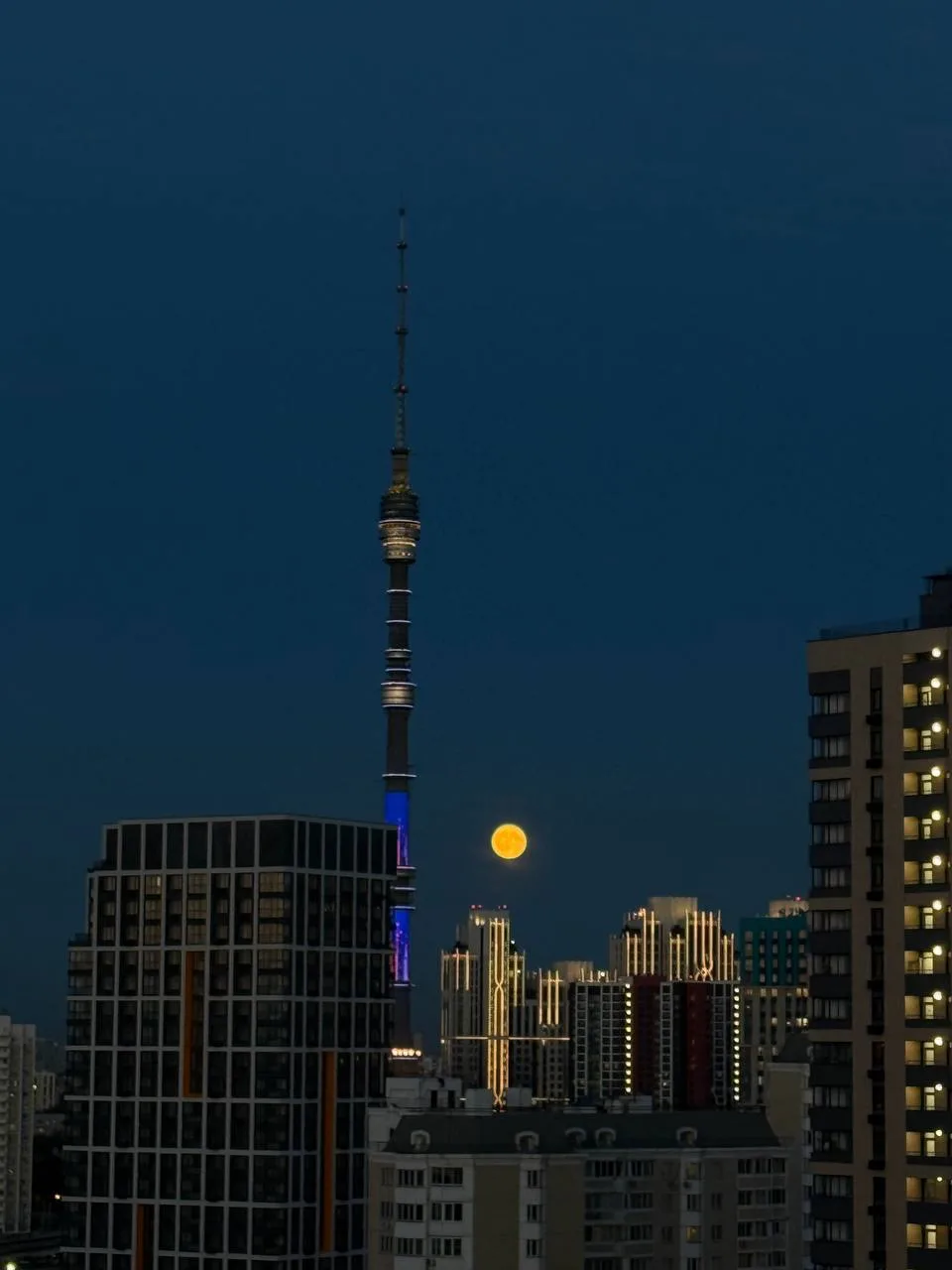 🌓 Сейчас над столицей можно наблюдать яркую Луну.