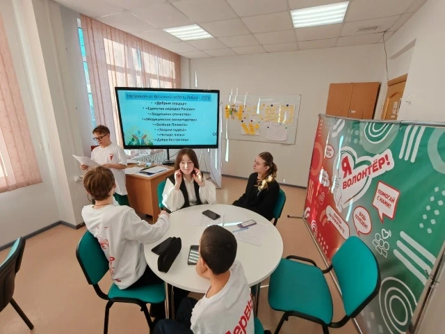 Юность творит добро!🌟  Наши замечательные активистки достойно представили школу на Районной встрече 