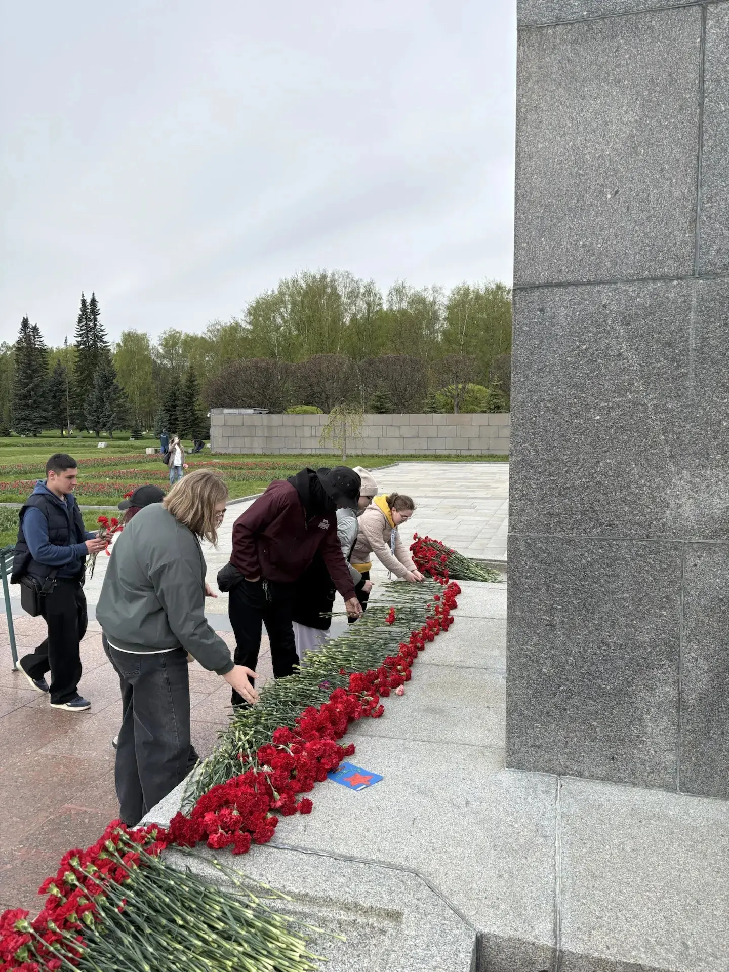На Пискарёвском кладбище в Санкт-Петербурге регулярно проходят торжественные церемонии возложения цв