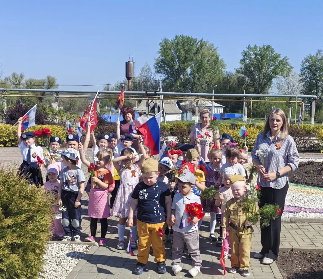 Ежегодной традицией в нашем детском саду стало возложение цветов к обелиску воинам-земл...