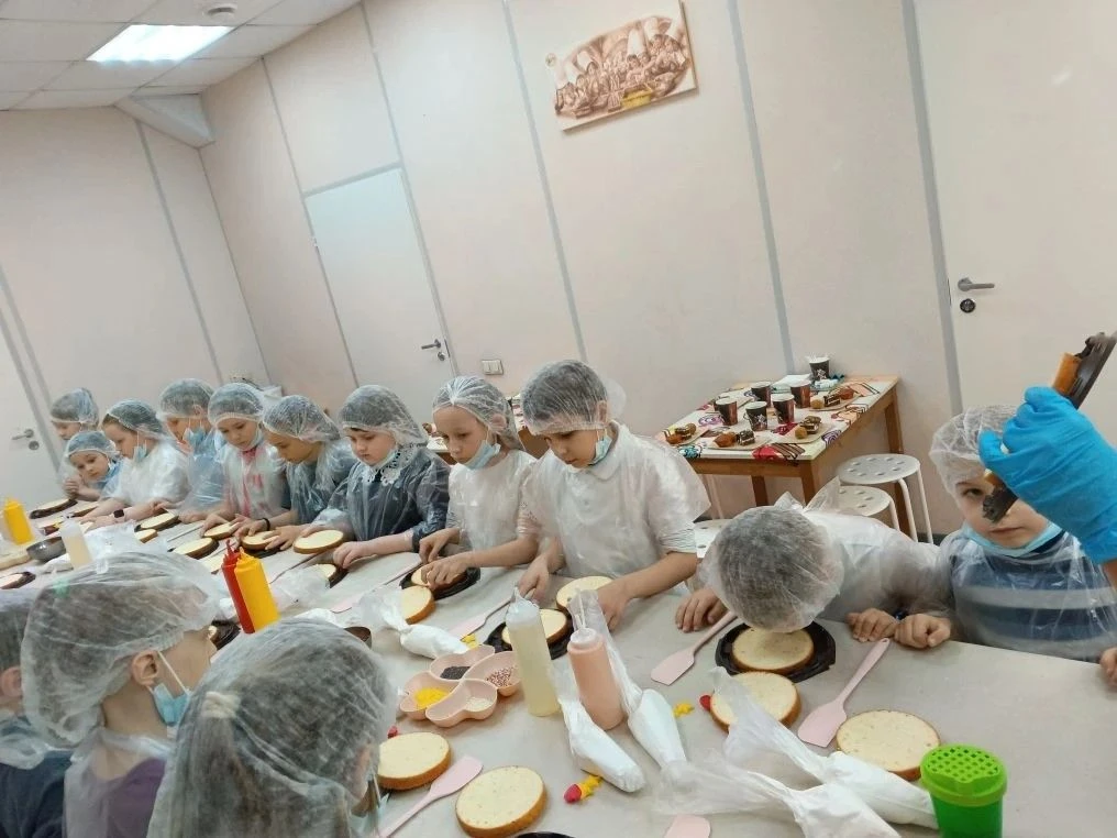 🍰✨ Сладкое приключение первоклассников! ✨🍰    Вчера учащиеся 1 «Г» класса отправились в настоящее сл