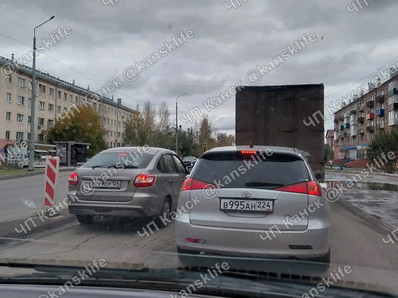 Ох, уж эти очереди на путепровод. Да еще и водители в два ряда стоят. Кто круче?