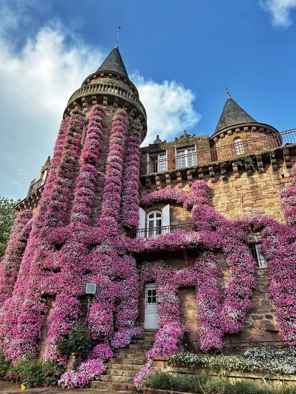 Добро пожаловать в Château de Castel‑Novel — замок‑отель в регионе Лимузен, Франция!  Построенный в 