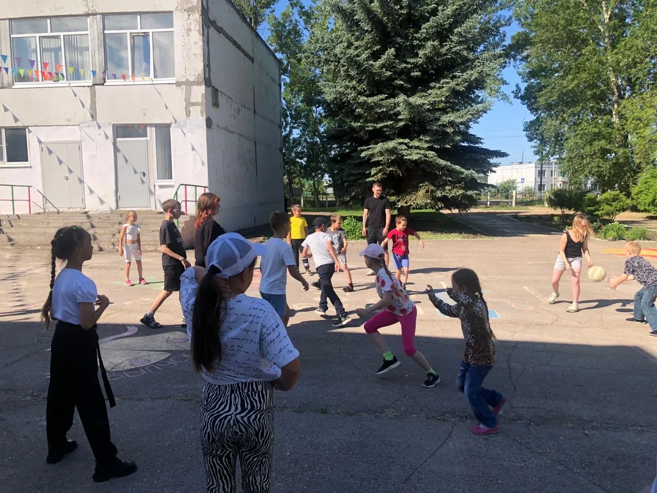 День народных игр! 🇷🇺
Сегодня в школьном лагере  было по-настоящему шумно, весело и задорно! 💥 Мы