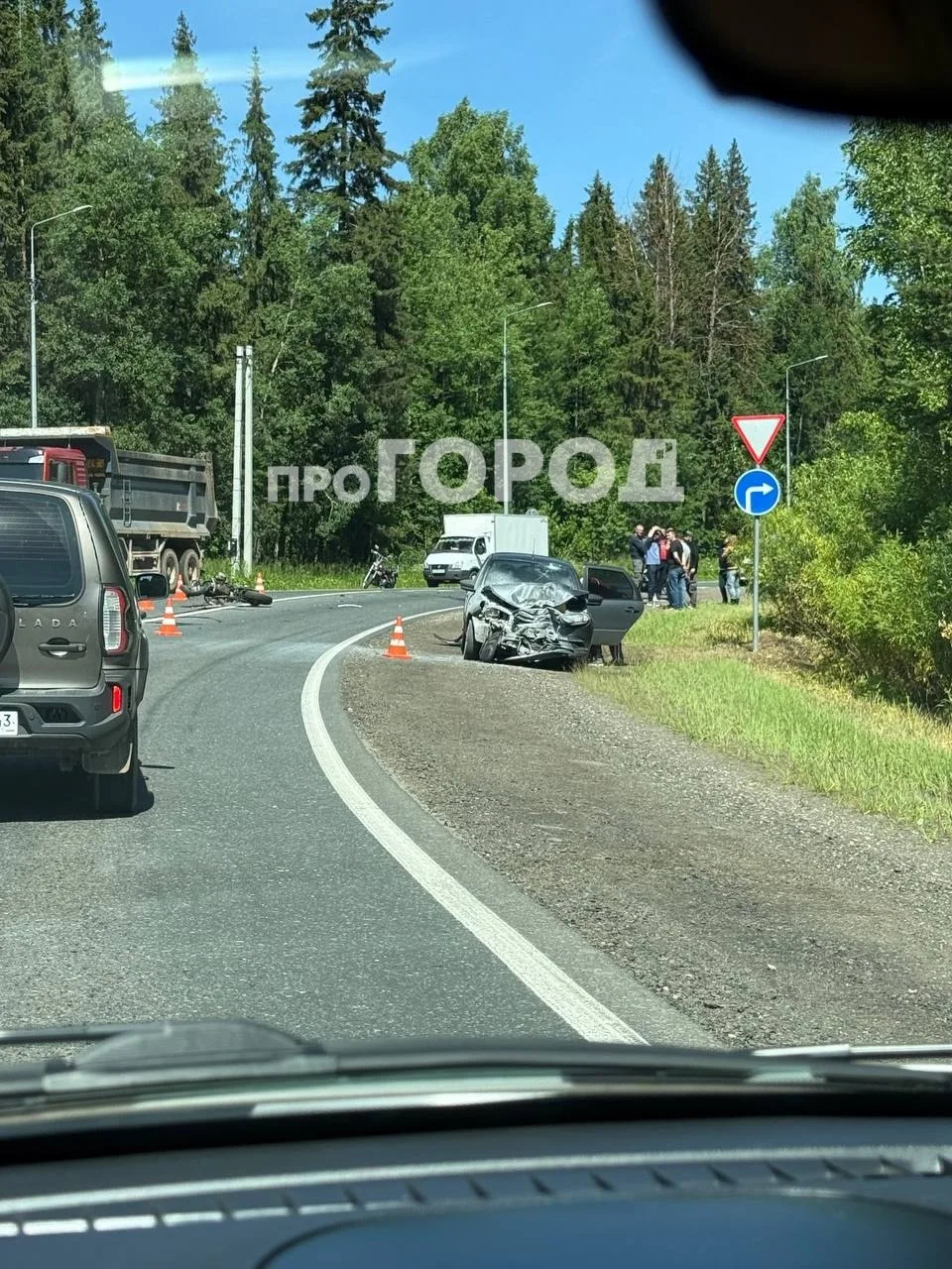 Байк валяется на дороге, а легковушка всмятку: ДТП с участием мотоциклиста произошло не...