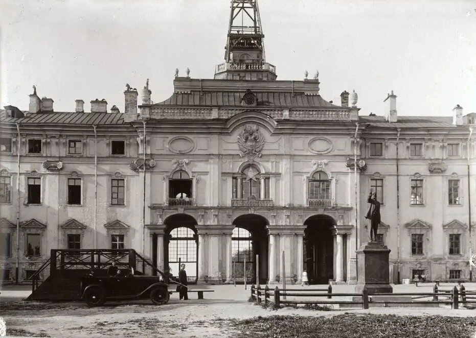 🏛 Константиновский дворец и «чужой» постамент Ленина, 1930-е годы.