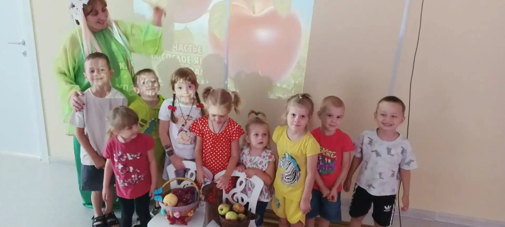 Сегодня у нас прошёл Яблочный Спас! Мы с ребятами узнали историю праздника и собрали св...