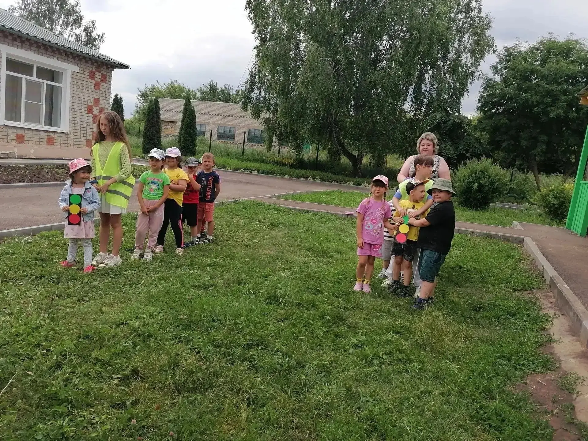 «Безопасное лето – яркие моменты!» под таким девизом прошел День безопасности в лагере «Солнышко».  
