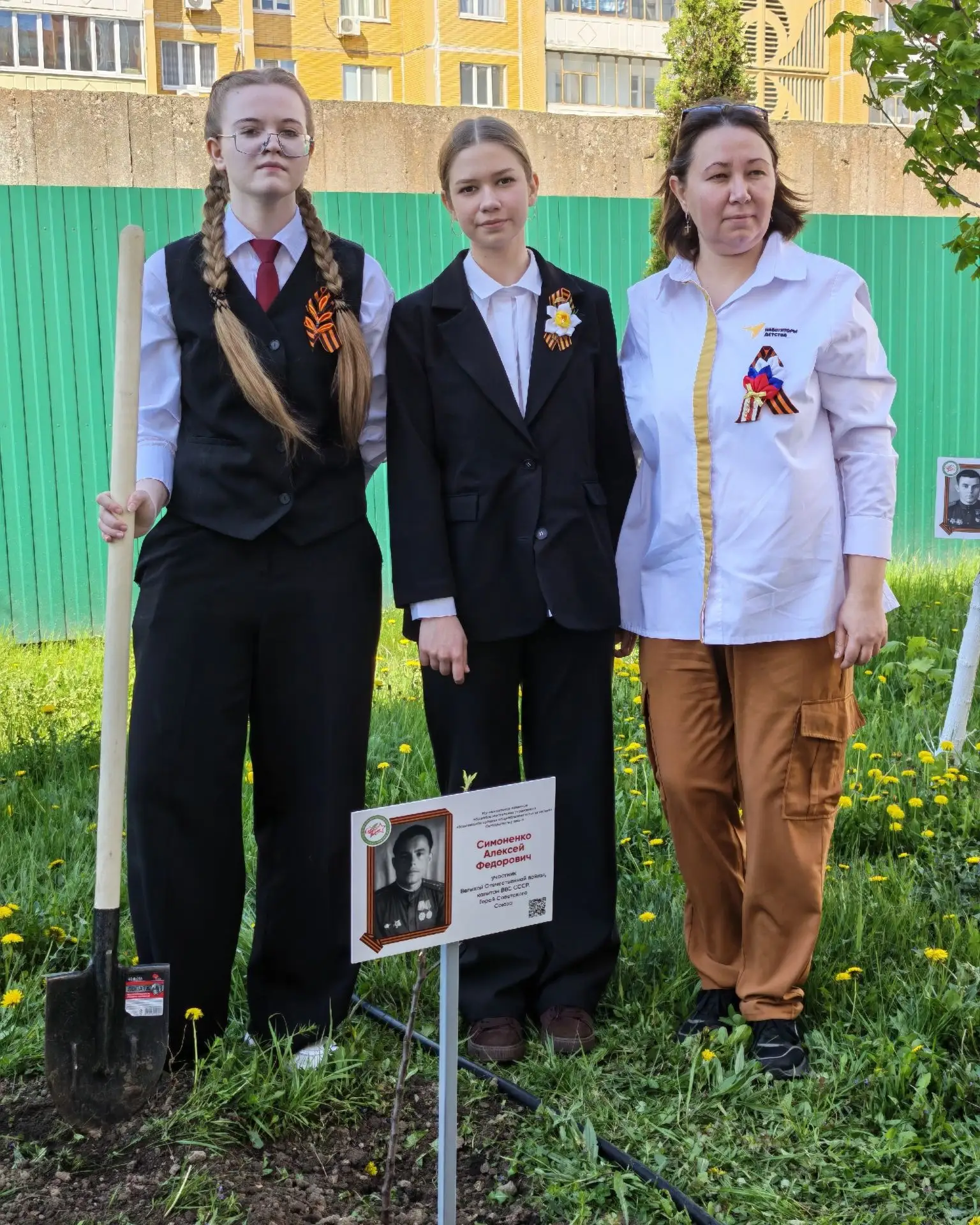 В память о героях в школах Курска посадили цветы и деревья  В преддверии Дня Победы в школе № 35 им.