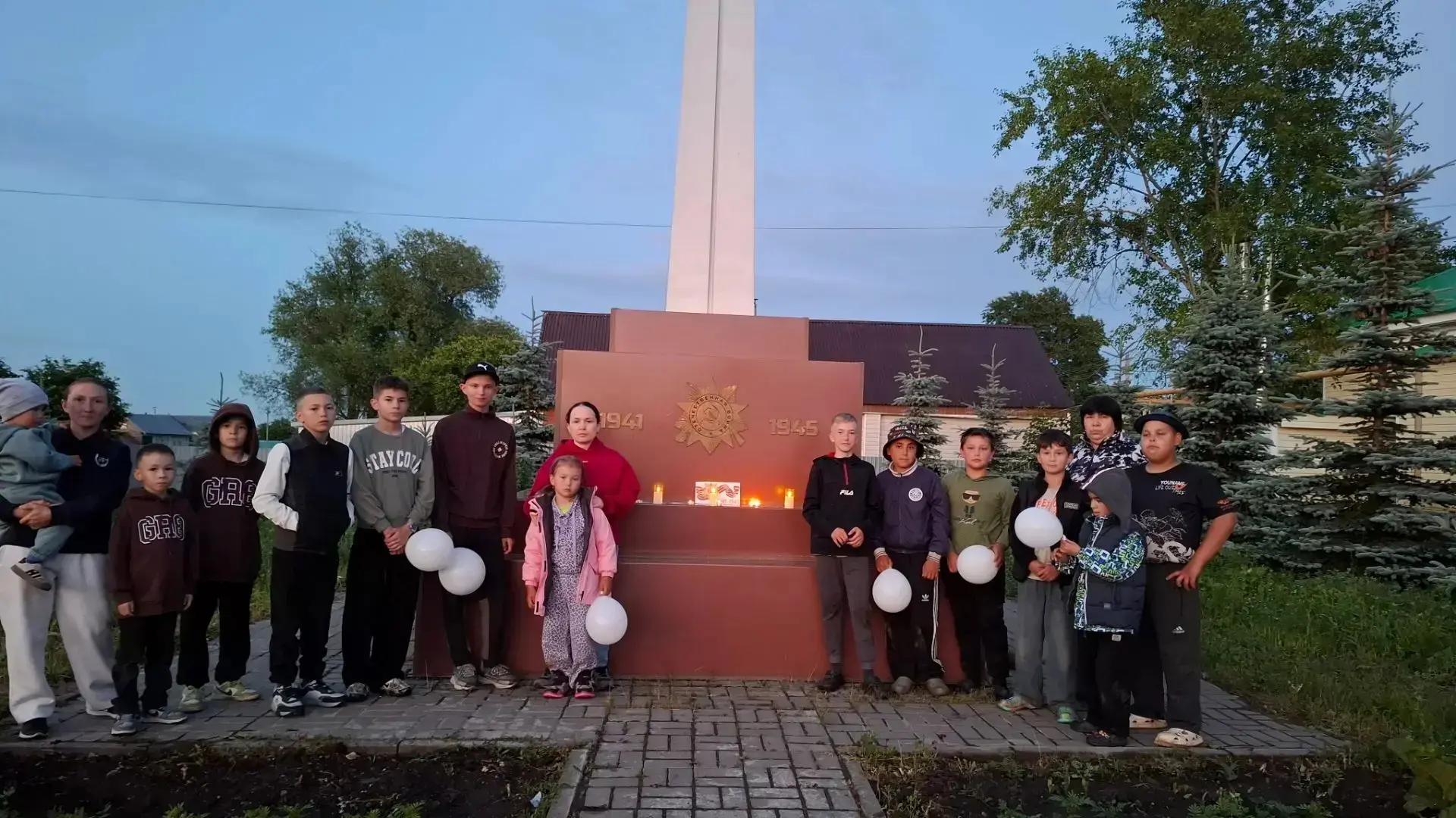 Вчера у памятника Победы было особенно трогательно…
Наши школьники зажгли «Свечу памяти» в честь гер