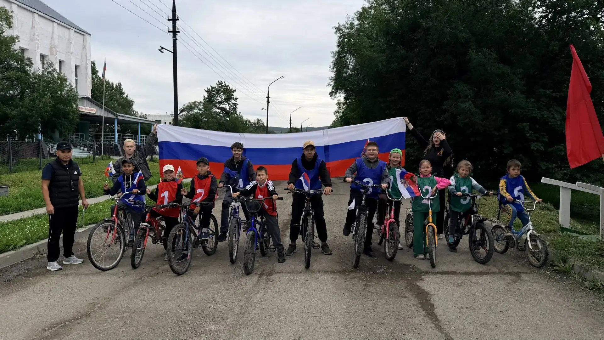 Палана крутит педали: двойной праздник на улицах поселка! 🚴‍♂️🇷🇺