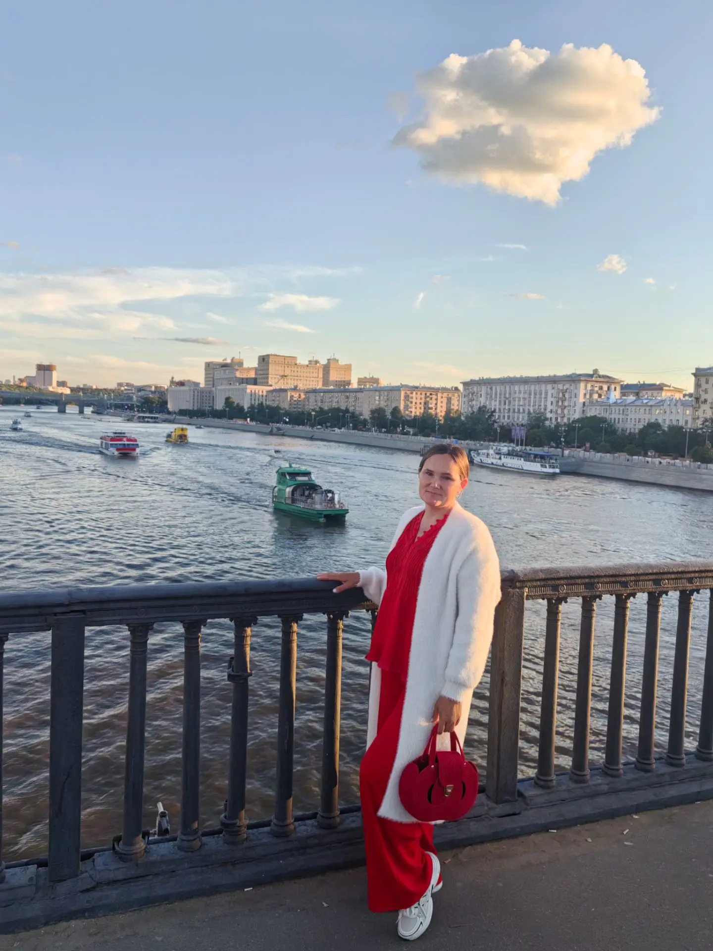 Тем, кому завтра на работу, пора спать.
Тем, кто ещё не закончил дела и должен заботиться о ком-то, 