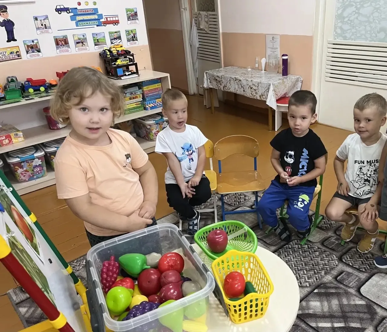 В группе «Солнышко» прошло увлекательное занятие по аппликации «Овощи на тарелке».
