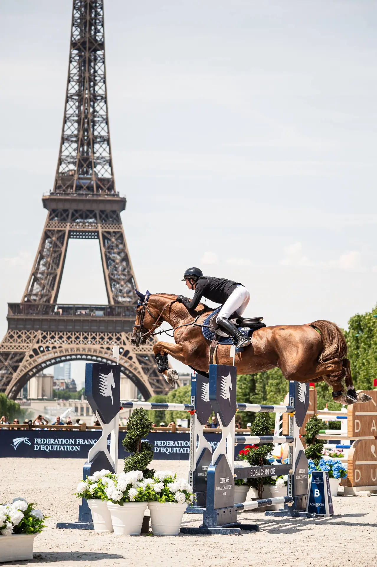 🇫🇷 В пятницу в Париже стартовал очередной этап Longines Global Champions Tour. Всадники вышли на с