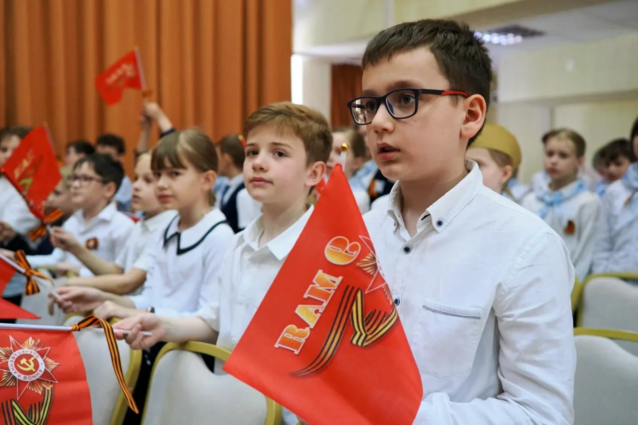 ПЕСНИ ВОЕННЫХ ЛЕТ (Часть 1) 🎼 Каждый год накануне Дня Победы во всех корпусах «Глории» ребята и учит