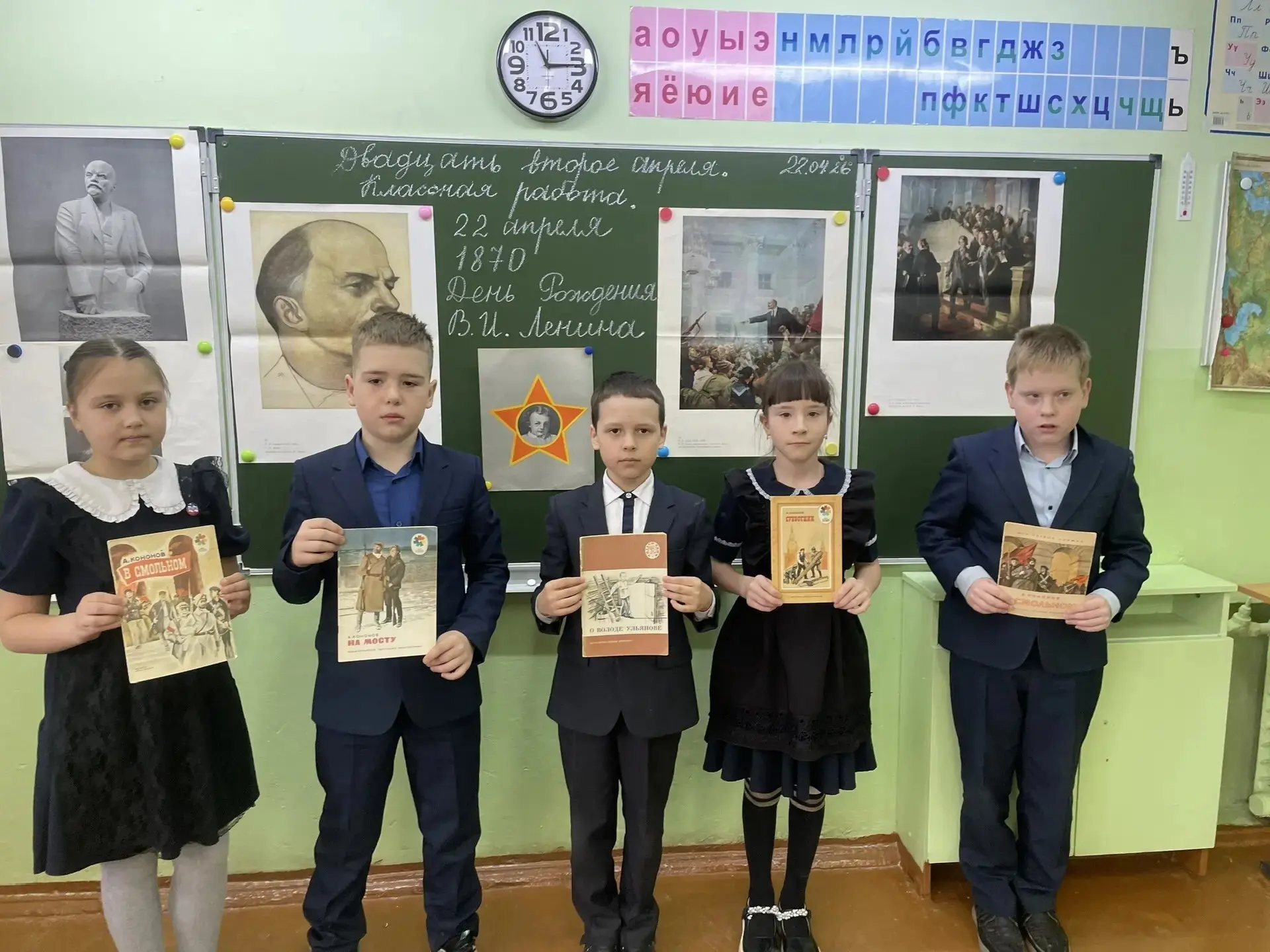 🌟 Урок, который начинается с родной земли.  Во 2 корпусе в 4Д классе (классный руководитель Алексеев
