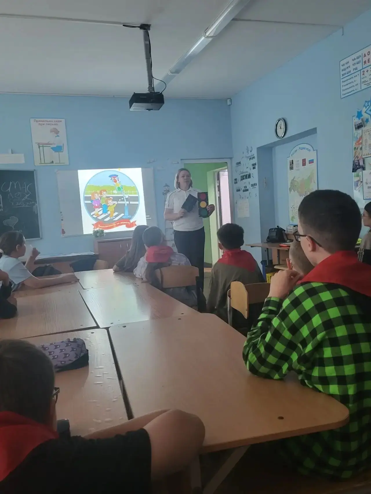 🛑 Дорога не прощает ошибок: важные уроки для маленьких пешеходов 🛑

На днях в наш пришкольный лаге