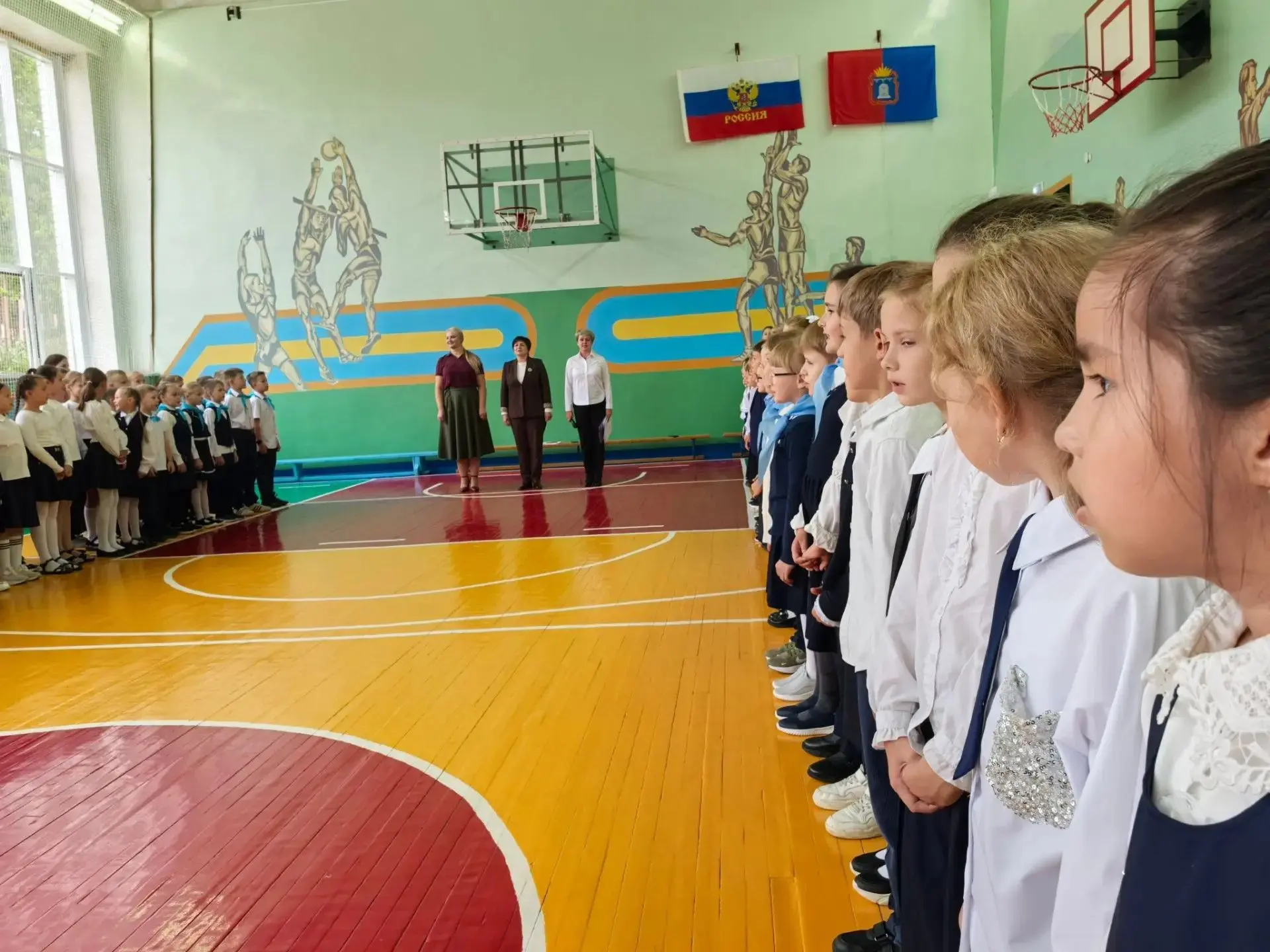 🎉 Сегодня — особенный день: состоялась первая традиционная линейка нового учебного года!