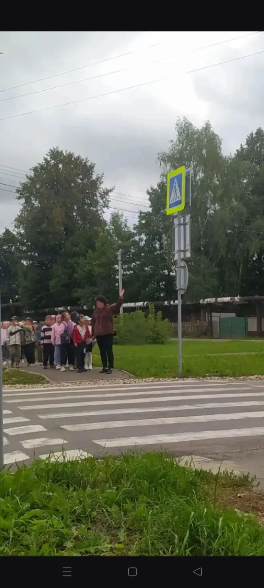 Воспитанники группы ,, Смешарики " совершили целевую экскурсию к школе 🔔. По дороге за...