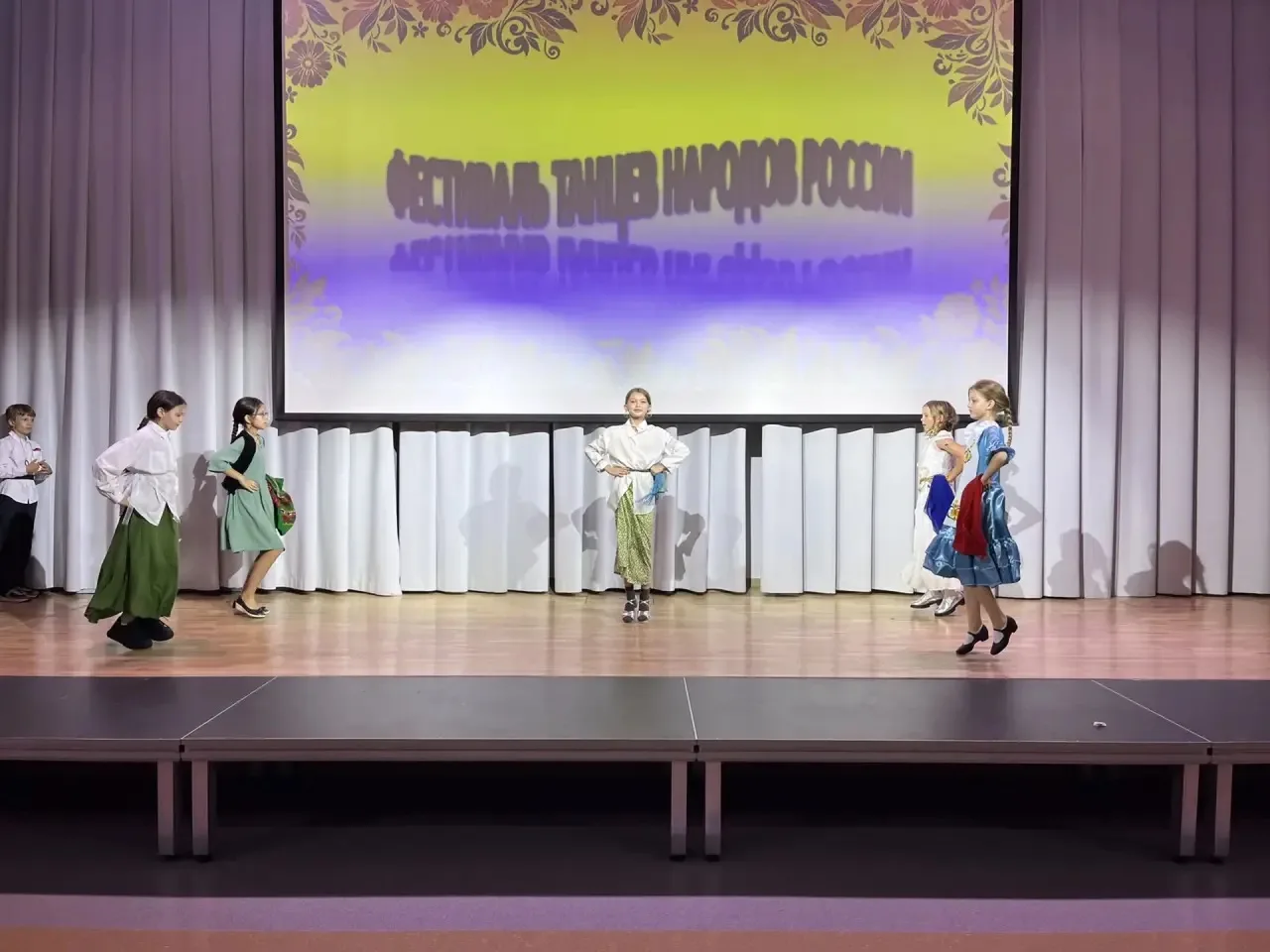 💃 Танцуй, пока танцуется! 11 июня в нашем лагере прошёл Фестиваль танцев народов России!

Это день 