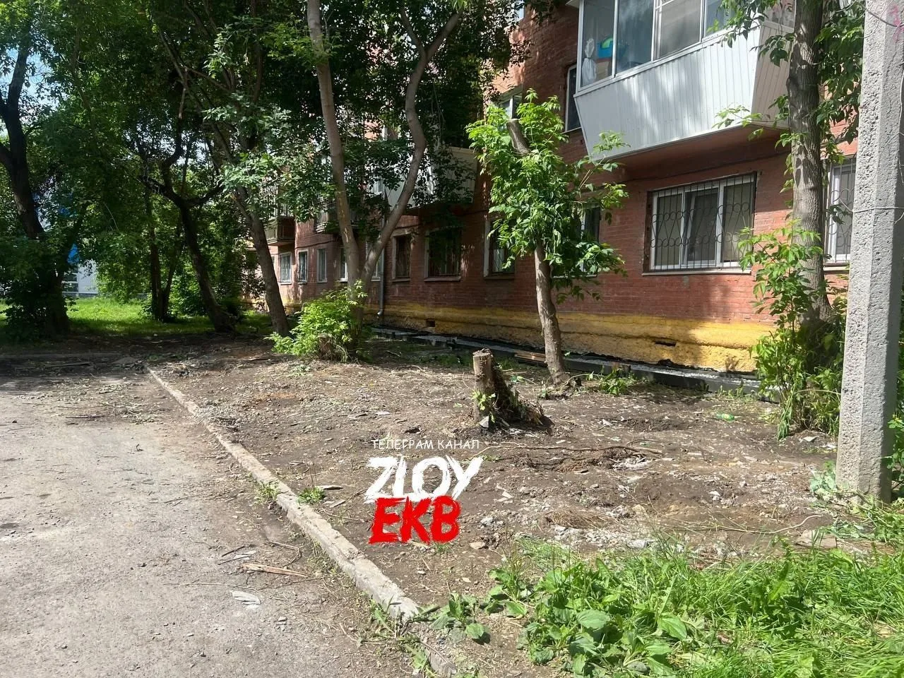 На Восстания, 13 был ремонт дома, к счастью кучу мусора убрали.

Но, там, где всю жизнь была трава, 