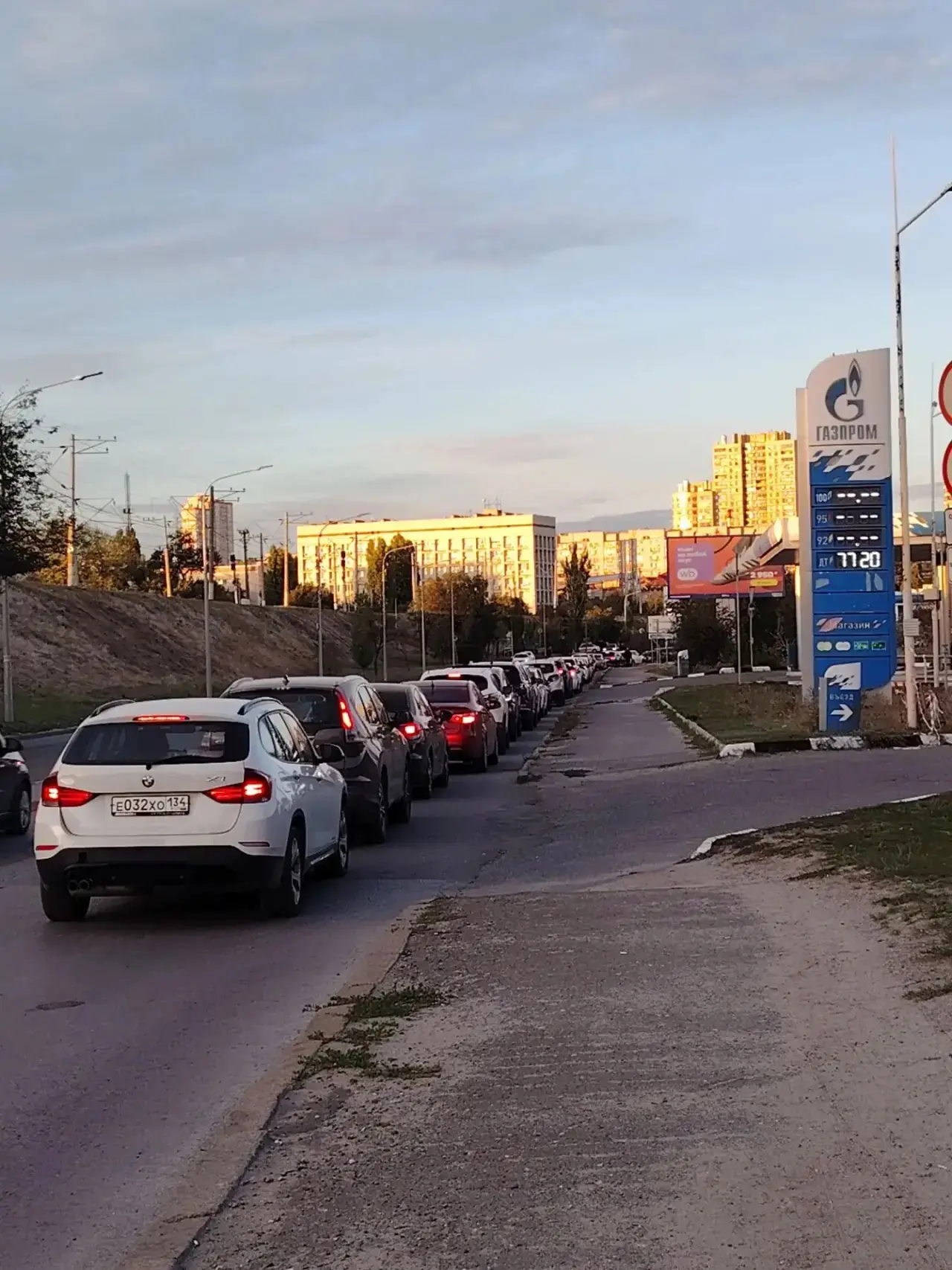 Очереди вернулись на заправки в Волгограде вечером 2 октября.