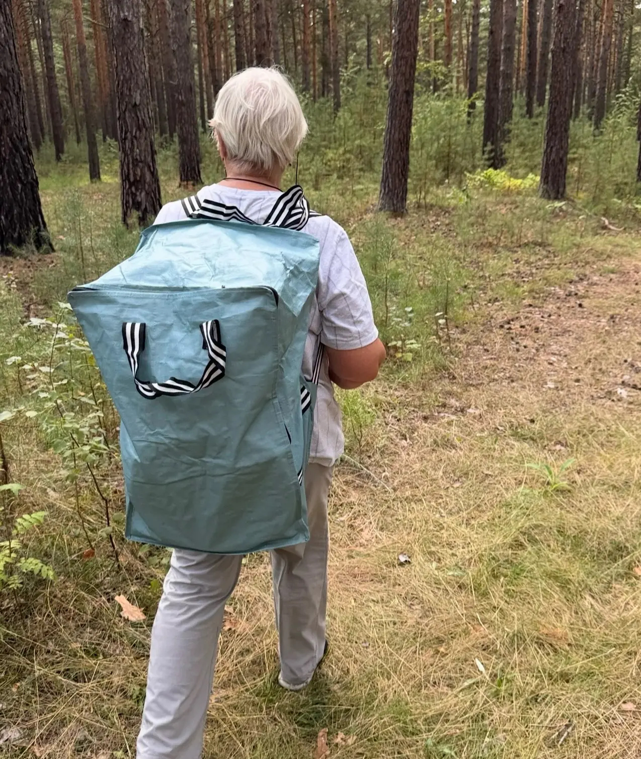 Ну всё, пути назад нет... Мама взяла самый большой рюкзак, который нашла дома, и пошла ...