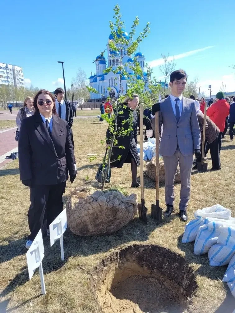 Аллея выпускников🌳  Сегодня в нашем городе прошла традиционная акция «Аллея выпускников», в рамках к