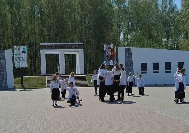 Стало доброй традицией после праздничного мероприятия возлагать цветы к Мемориалу героям Великой Оте
