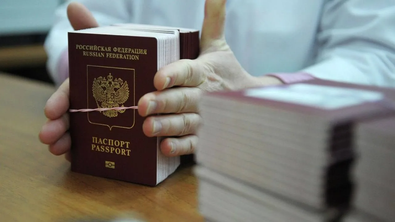 МВД рассказало об изменениях в загранпаспорте с 1 января. Главное – данные о детях пере...