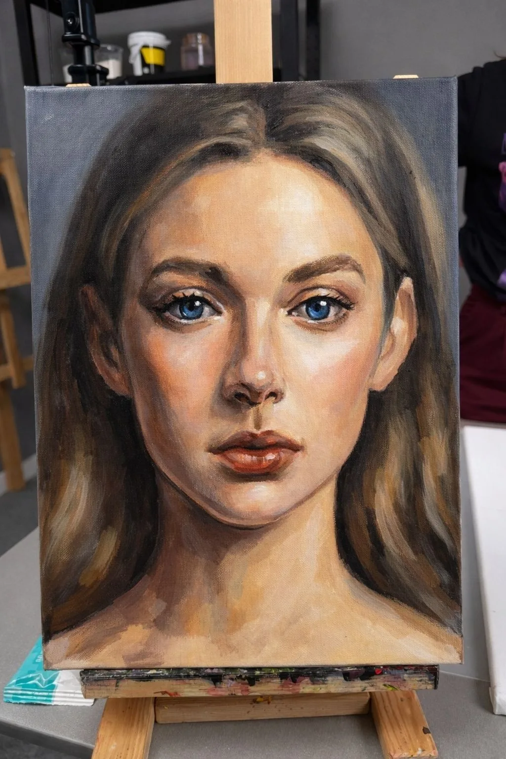 Портрет пугает не сложностью. Он пугает отсутствием порядка 🎨

Берёшь лист, смотришь на фотографию 