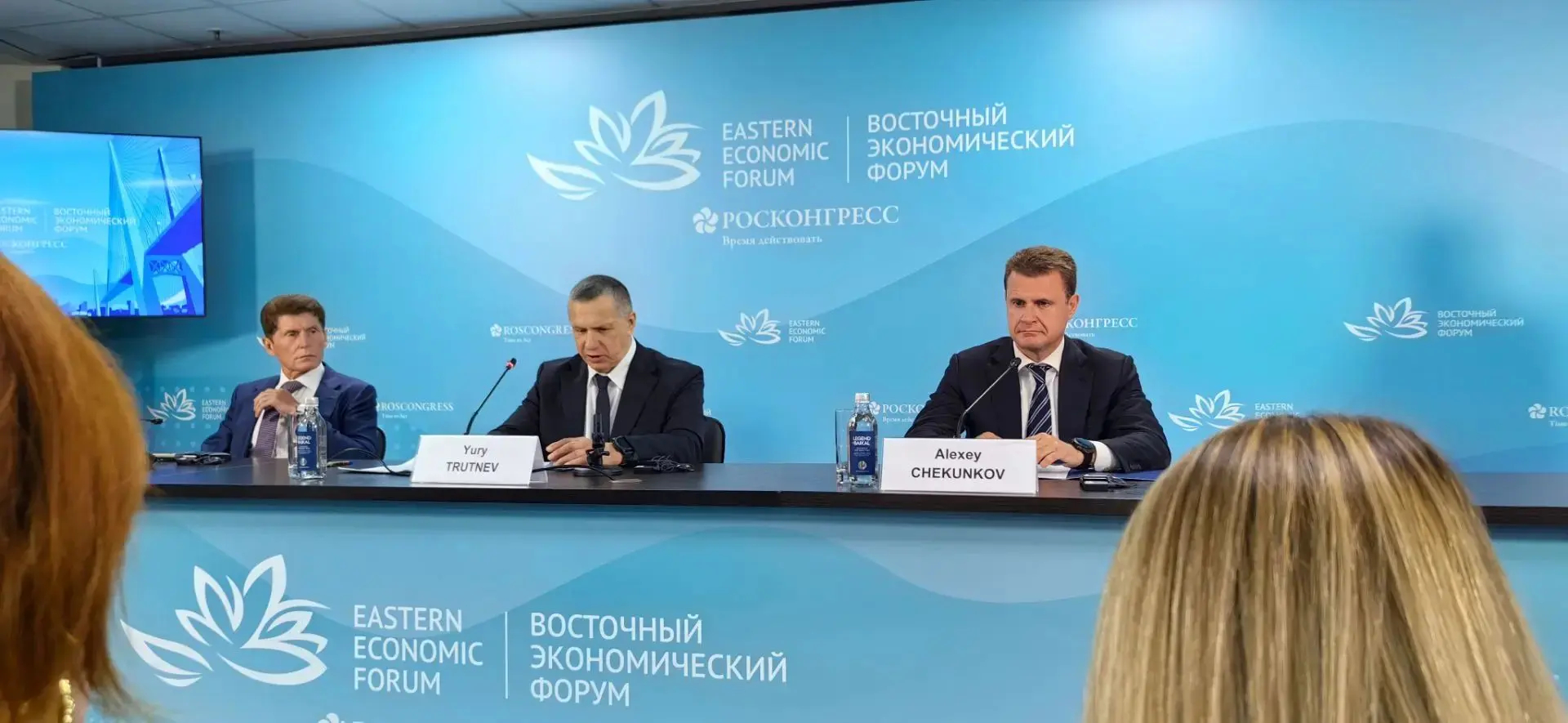 Вдадимир Владимирович только что улетел с ВЭФ. Общая сумма подписанных договоров превыс...