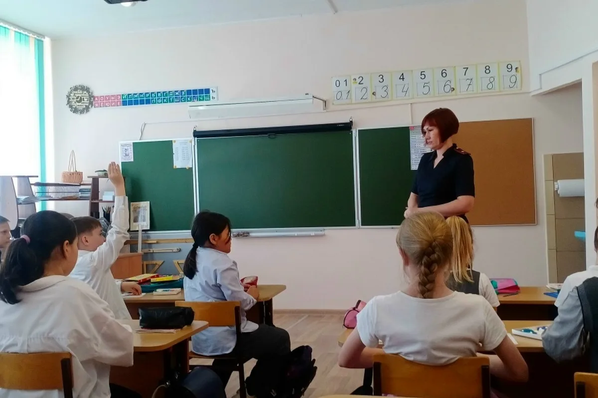 Майор полиции, инспектор ОДН ОУУП и ПДН Анна Ватрухина провела с учащимися школы № 18 им. В.М. Женко