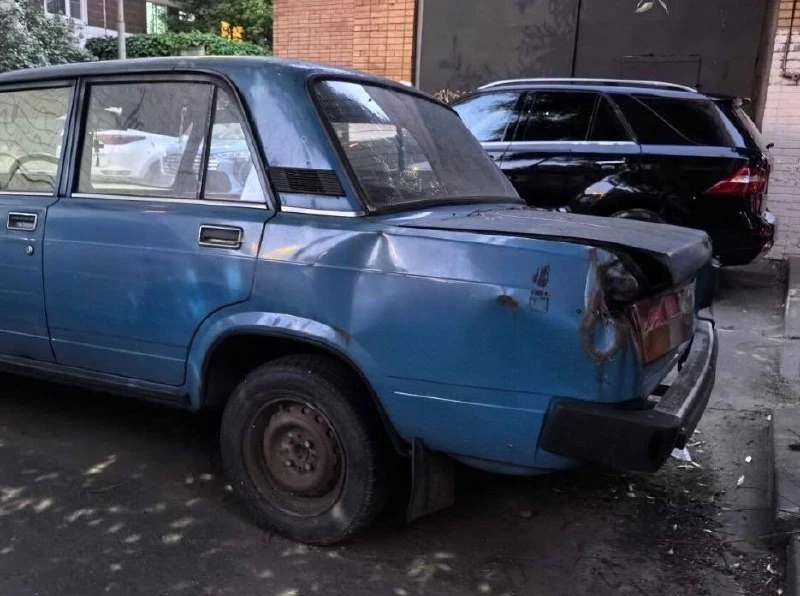 🚘 Заброшенная машина годами занимает парковку на Маршала Жукова