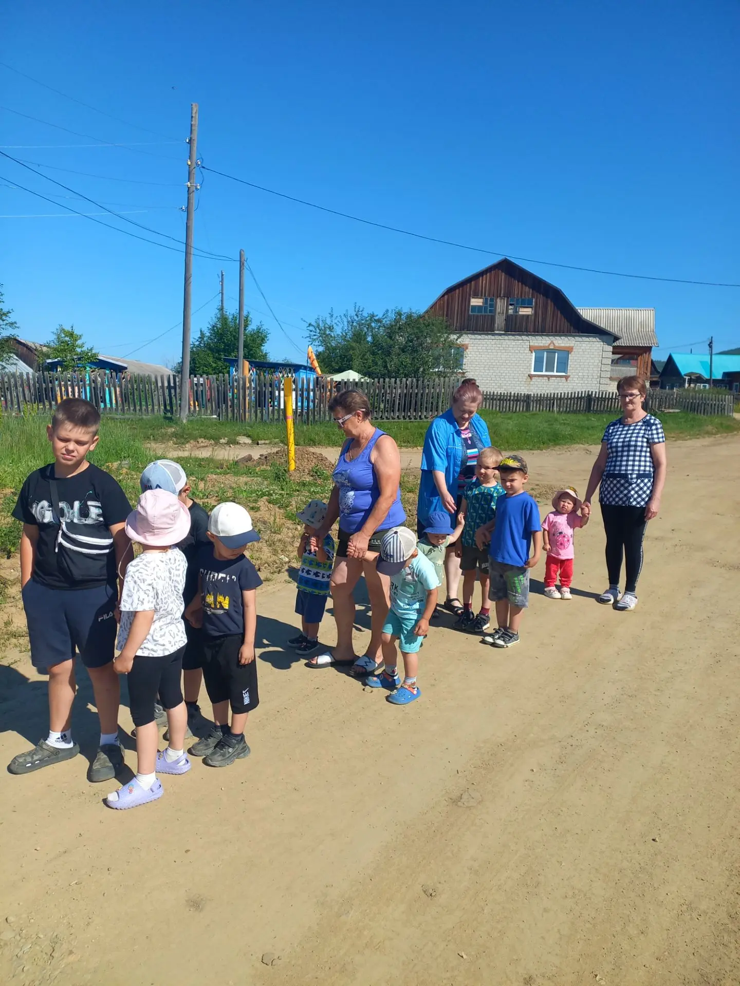 Хорошо отправляться в маленькое путешествие теплым днем. Сегодня воспитанники детского сада отправил