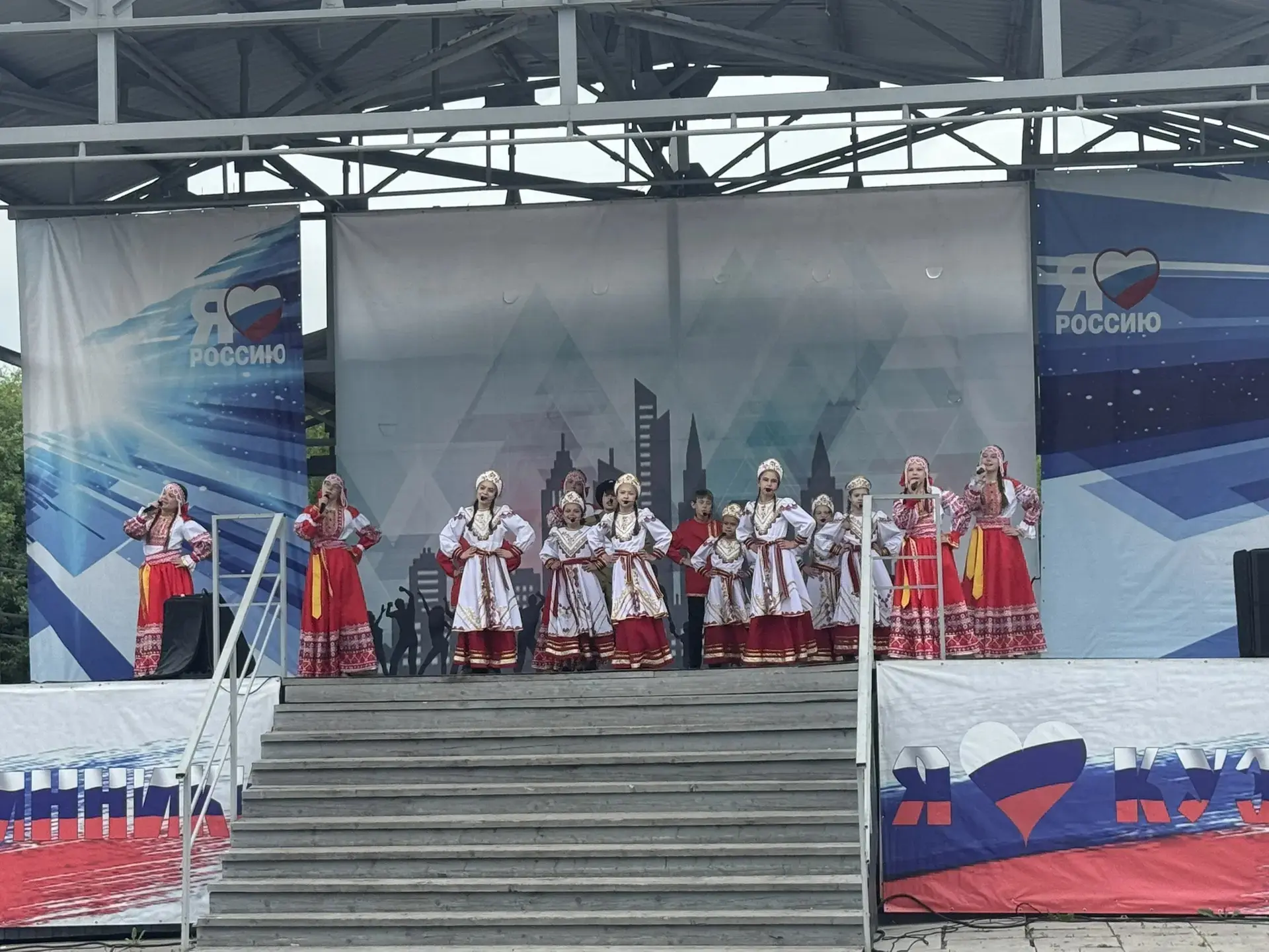 🌟🎵 ПОЁТ КУЗБАСС: ВРЕМЯ ЯРКИХ ПОБЕД! 🎵🌟

В День России наш городской парк стал настоящей музыкаль