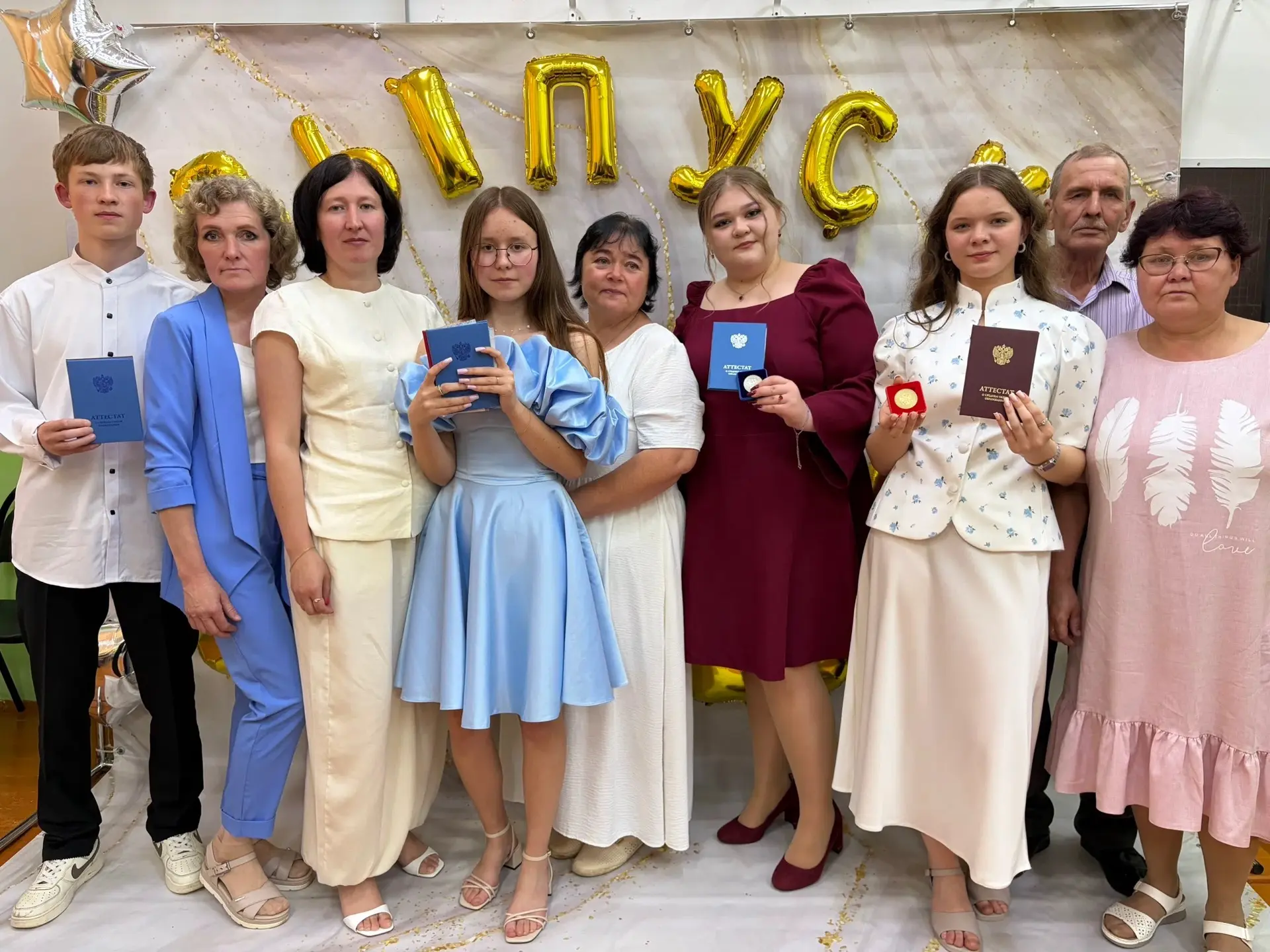 🎉 Поздравляем выпускников 9‑х и 11‑х классов с выпускным! 🎉