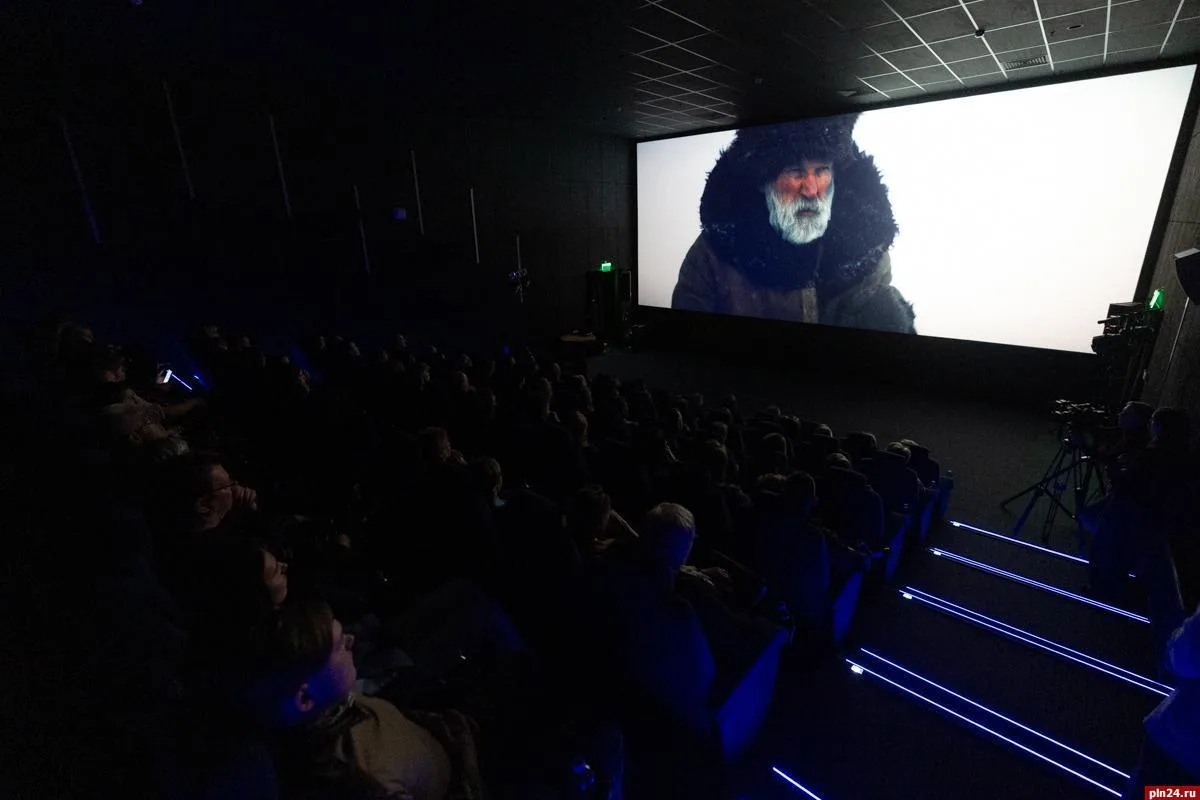 🎬 Фильм о герое из Псковской области вошёл в топ-3 проката 9 Мая  Военная драма «Семь верст до рассв