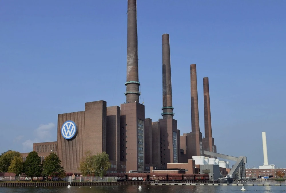 Volkswagen в шаге от гибели.