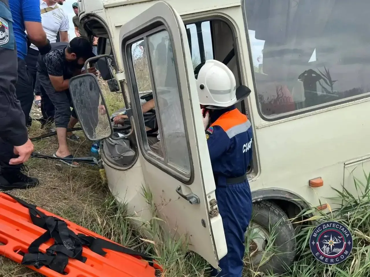 Автобус с пассажирами съехал в кювет близ села Казмааул Хасавюртовского района.