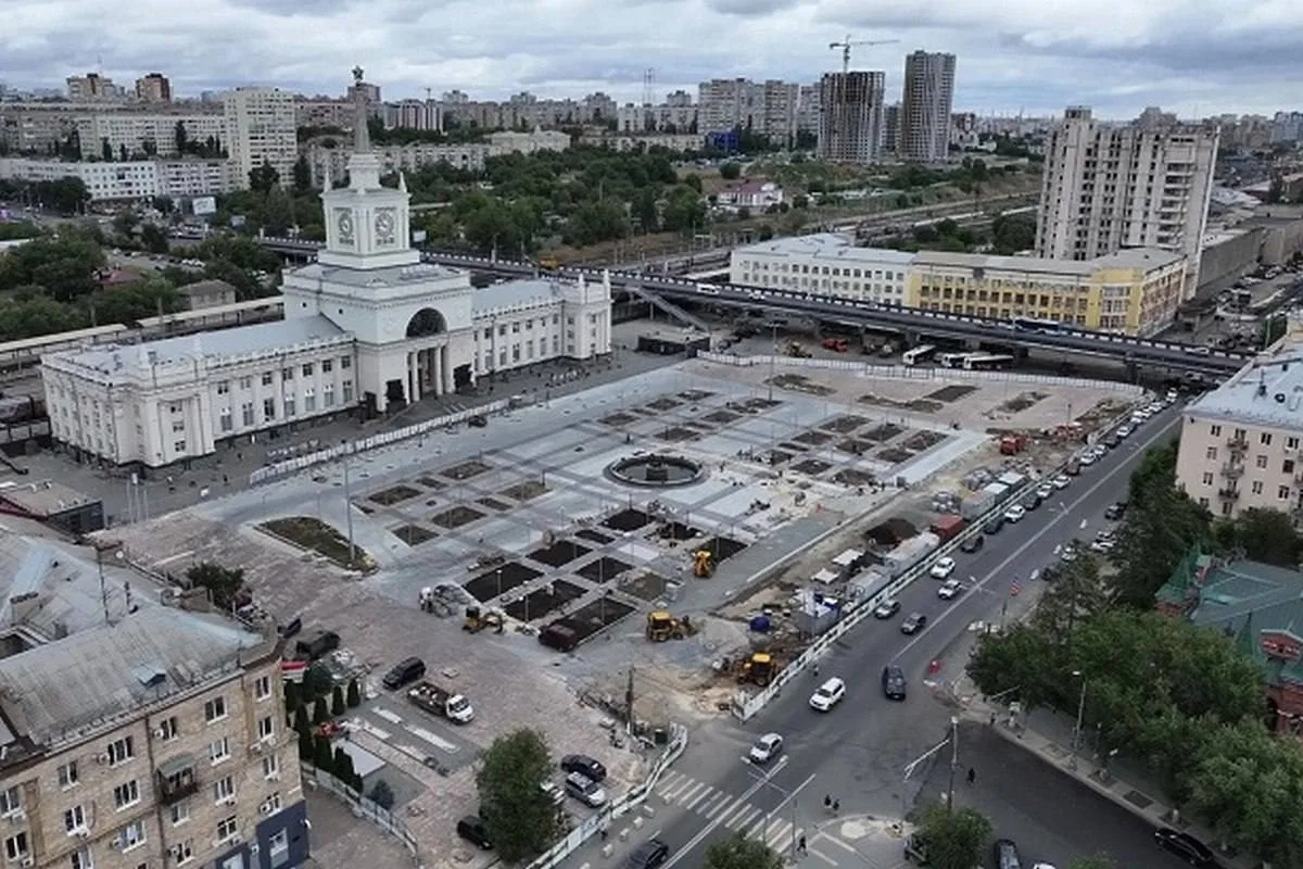 Четырехполосным станет участок Коммунистической у ж/д вокзала.

Здесь началась реконструкция. Расшир