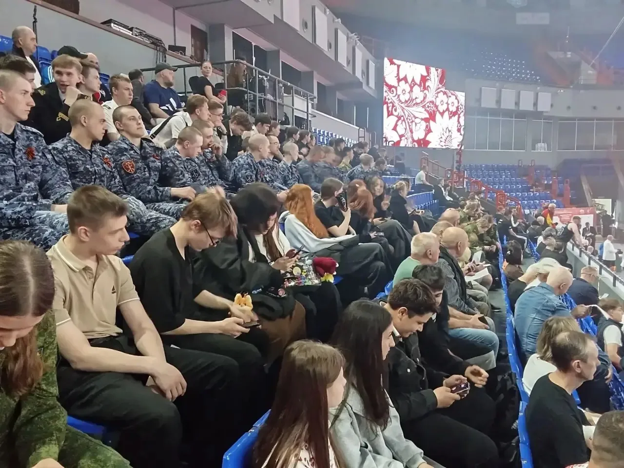 🥊 Учащиеся нашей школы посетили Чемпионат России по боксу! 🥊  Вчера ученики нашей школы побывали на 