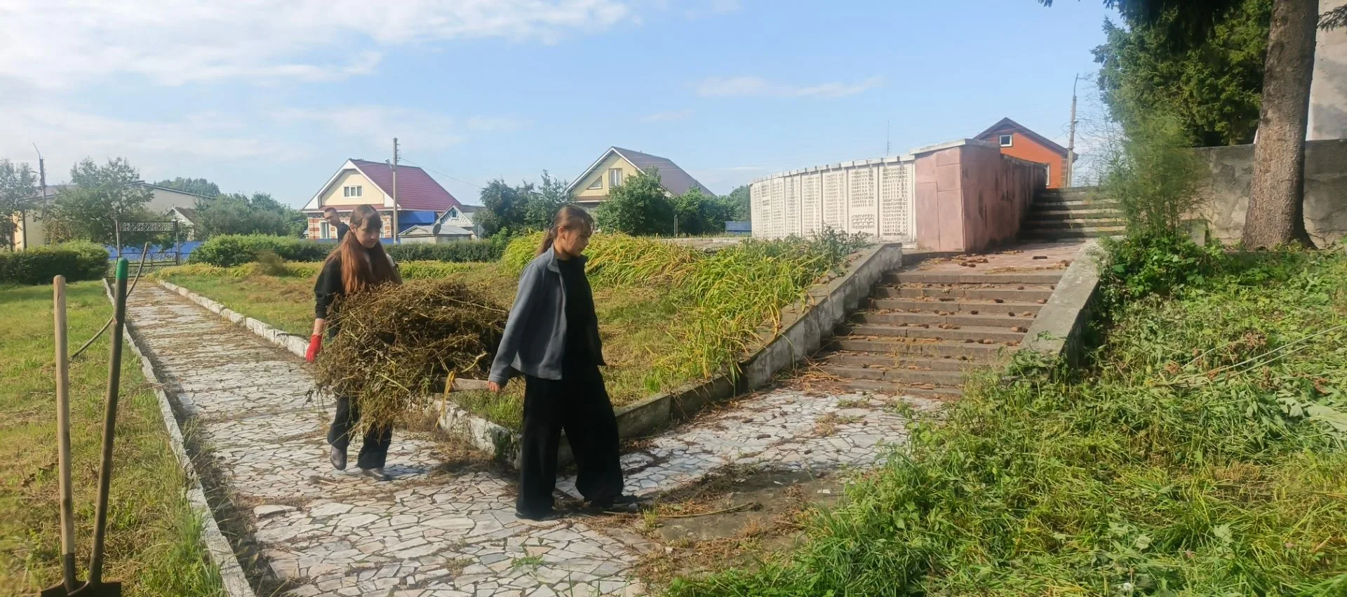 Сегодня  одиннадцатиклассники вместе с классным руководителем провели работы по благоус...