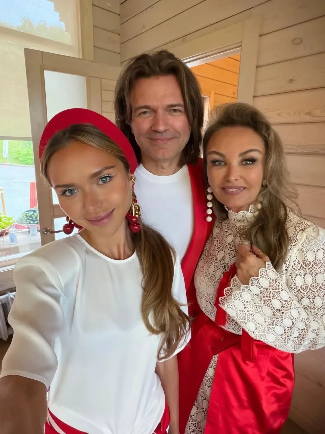 Новые фото семьи Дмитрия Маликова ❤️

Артист вместе с супругой Еленой и дочкой Стефанией появился в 